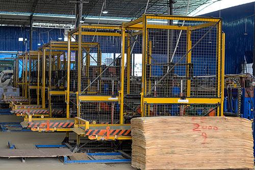 建筑模板厂家林世界木业的生产车间中的先进设备