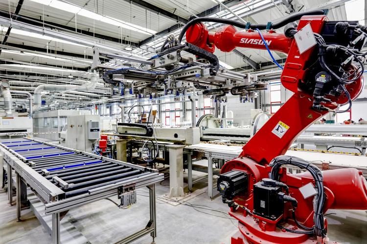 安徽闼闼同创木业有限公司机器人自动化生产线机械设备.受访者供图